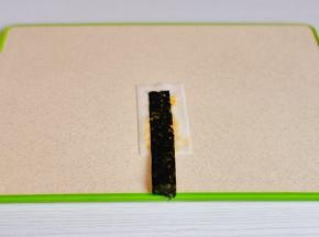 黏上一条海苔。