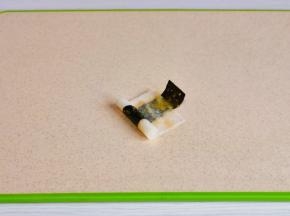 翻面卷起来，收口刷蛋液粘紧。