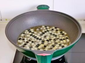 油温8成热下海苔卷。