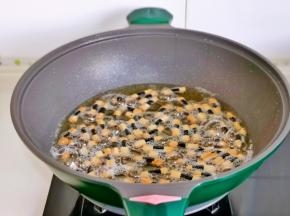 中火炸至金黄捞出。