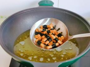 油温再次升高复炸30秒捞出。