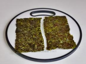 海苔对半剪开。