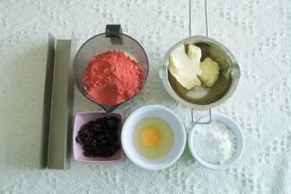 准备材料。黄油提前切成小块室温软化。全蛋液需要常温的。草莓粉可以使用的时候再准备。蔓越莓切碎备用。