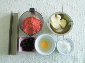 准备材料。黄油提前切成小块室温软化。全蛋液需要常温的。草莓粉可以使用的时候再准备。蔓越莓切碎备用。