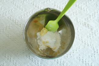 黄油软化到可以用刮刀轻松抹开，倒入糖粉。拌匀至无干粉颗粒，防止打发时候飞溅。