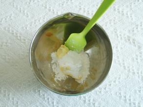 黄油软化到可以用刮刀轻松抹开，倒入糖粉。拌匀至无干粉颗粒，防止打发时候飞溅。