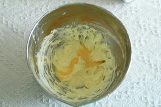 电动打蛋器中速打发到微微蓬松，颜色发白，体积变大。分3次加入常温全蛋液，打到彻底混合再加下一次，直到全部加完。