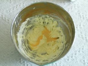 电动打蛋器中速打发到微微蓬松，颜色发白，体积变大。分3次加入常温全蛋液，打到彻底混合再加下一次，直到全部加完。