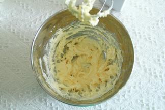 打成顺滑蓬松的黄油糊。不需要打发太久。