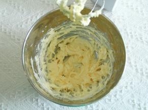 打成顺滑蓬松的黄油糊。不需要打发太久。