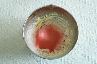 先过筛入低粉、奶粉、然后筛入草莓粉。