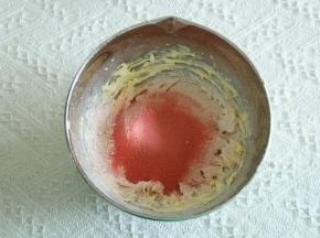 先过筛入低粉、奶粉、然后筛入草莓粉。