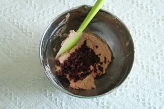 切拌、按压至无干粉颗粒。倒入切好的蔓越莓颗粒。