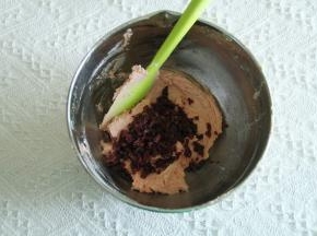 切拌、按压至无干粉颗粒。倒入切好的蔓越莓颗粒。