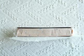 拌匀后放在油纸上，放入U型饼干模具。整理成长方形，裹好油纸冷冻30分钟-1小时。