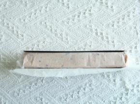 拌匀后放在油纸上，放入U型饼干模具。整理成长方形，裹好油纸冷冻30分钟-1小时。