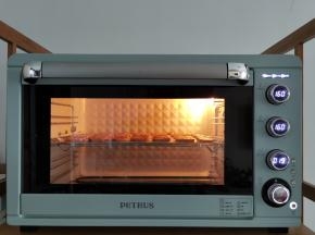 送入预热好的烤箱中层，转160度，烤20分钟，上色满意及时加盖锡纸，防止草莓色被烤变色。