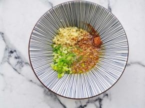 碗中放入蒜末+葱花+白芝麻+辣椒粉，淋半碗热油，