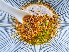 加入2勺生抽，香醋3勺，半勺盐糖拌匀备用。