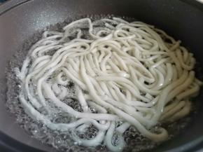 土豆粉放入锅中煮至浮起，