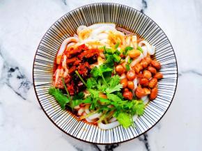 加入香菜，葱花，花生米，加一勺糟辣酱拌匀即可。