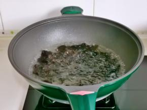 锅中加水烧开，下泡发的木耳。