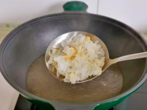 银耳煮熟捞出过冷水。
