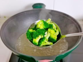 西兰花煮至断生捞出过冷水。