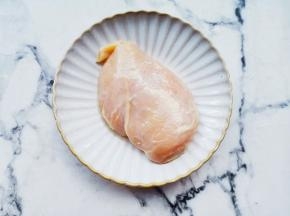 鸡胸肉洗净搅成泥。