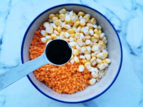 胡萝卜切碎十玉米粒，加生抽两勺