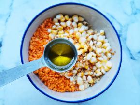 油2勺，少许盐拌匀