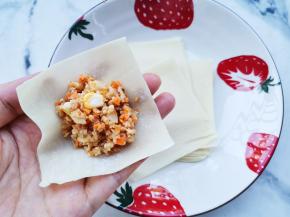 取肉馅包入混沌皮，