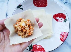 取肉馅包入混沌皮，