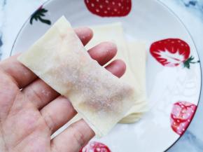 四边蘸上水收口捏紧，