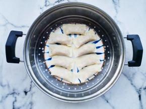 水开上锅蒸10分钟即可。