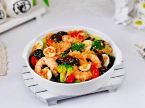 所有食材混合，淋上酱汁拌均匀即可。