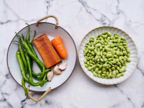 准备好所有食材，毛豆提前去皮，香干、胡萝卜切粒，青椒切小圈，大蒜去皮切片备用。