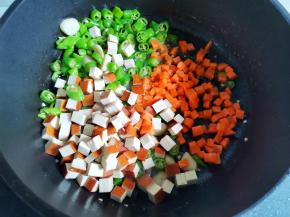 加入胡萝卜和香干翻炒1分钟，