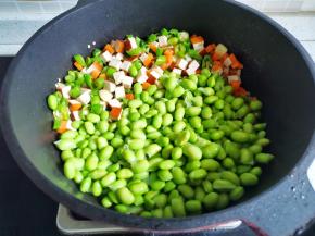 再放入毛豆翻炒一分钟，