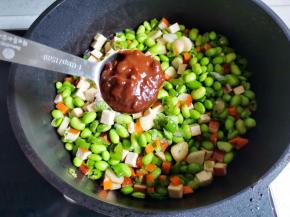 加1勺黄豆酱，一勺盐炒匀出锅即可。