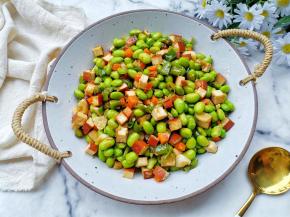 非常好吃下饭的毛豆炒香干就做好啦，素菜做出来比肉还好吃，记得多备点米饭呀。