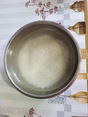 准备500克东北大米（或者长粒香米也可以！）清洗三遍，淘洗干净，把这个水尽量淘洗清澈！