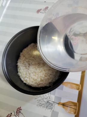 控干水分后直接倒进电饭锅里，加上600克的水！（600克就是600毫升！）