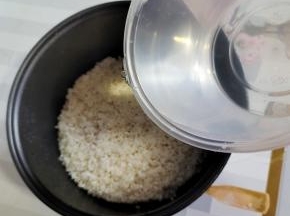 控干水分后直接倒进电饭锅里，加上600克的水！（600克就是600毫升！）