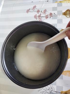 放入1克的盐，2克的食用油（家里炒菜的油就可以！）给它搅拌一下！