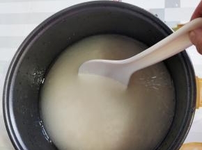 放入1克的盐，2克的食用油（家里炒菜的油就可以！）给它搅拌一下！