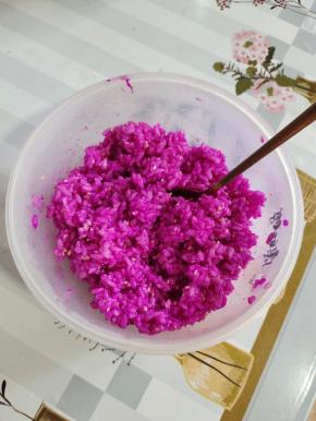 取一半拌好的米饭，加入适量的火龙果汁儿，搅拌均匀调成红色的米饭备用！