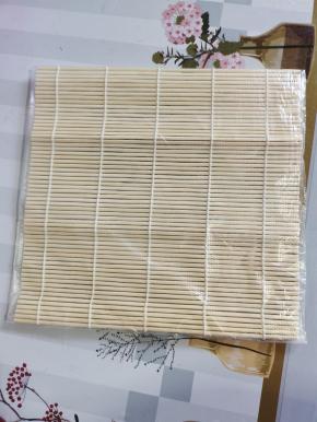 寿司帘套上一个保鲜袋，边缘接口处封住，用胶带粘住！这样做完寿司的时候，寿司帘容易清洗，不用粘的到处都是！