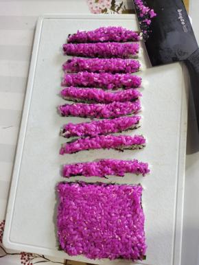 把铺好的两片海苔，重叠在一起，切成均匀的条！