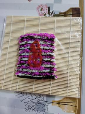 在中间位置，竖着挤上适量的番茄酱！